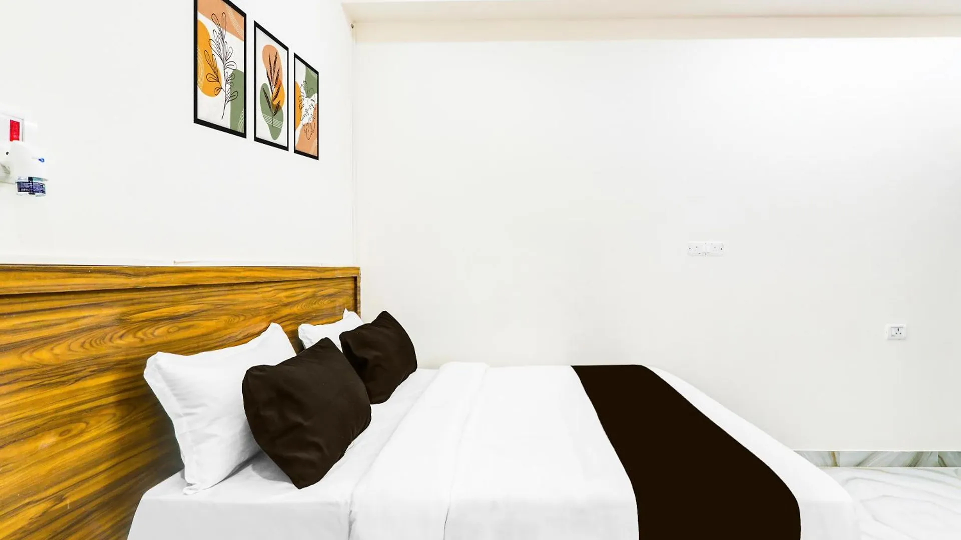 Hotel Super Collection O Karaudi Marg Chittaipur Varanasi Kakarmatha India