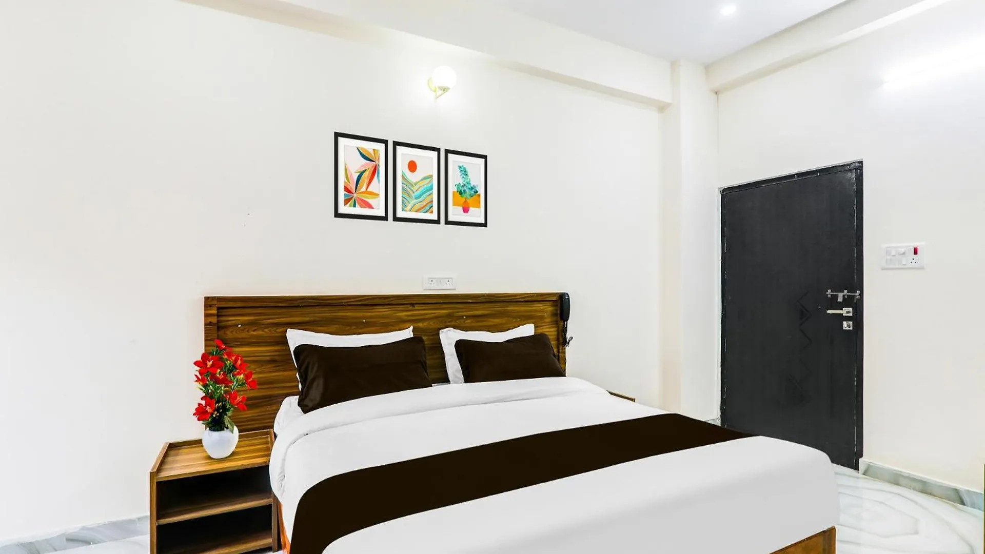 Hotel Super Collection O Karaudi Marg Chittaipur Varanasi Kakarmatha India